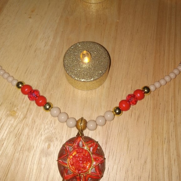 New Red flower emblem necklace - Picture 3 of 3